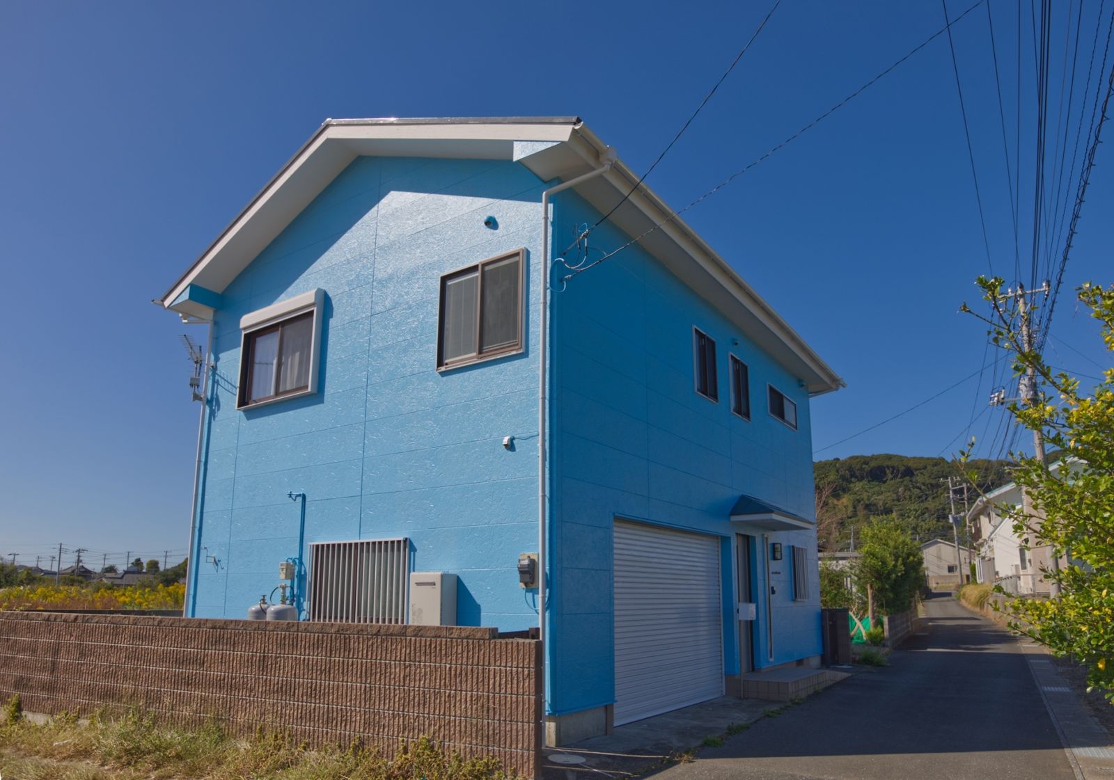 VILLA の外観（水色の2階建て）
